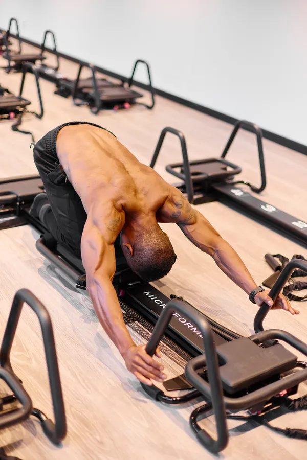 Instructrice Lagree guidant un exercice sur la machine