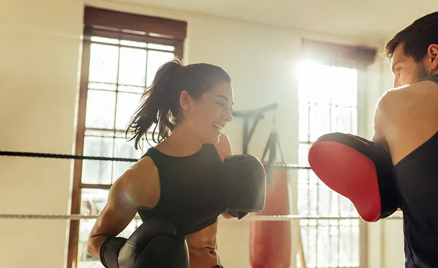 Cours de boxe avec gants et sac de frappe