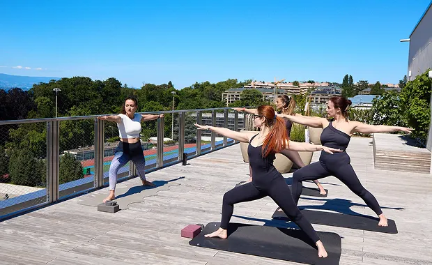 Cours de yoga en groupe sur tapis