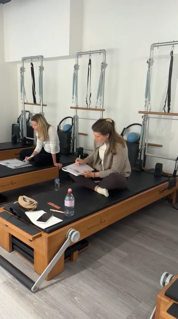Élèves de la formation Reformer prenant des notes au studio