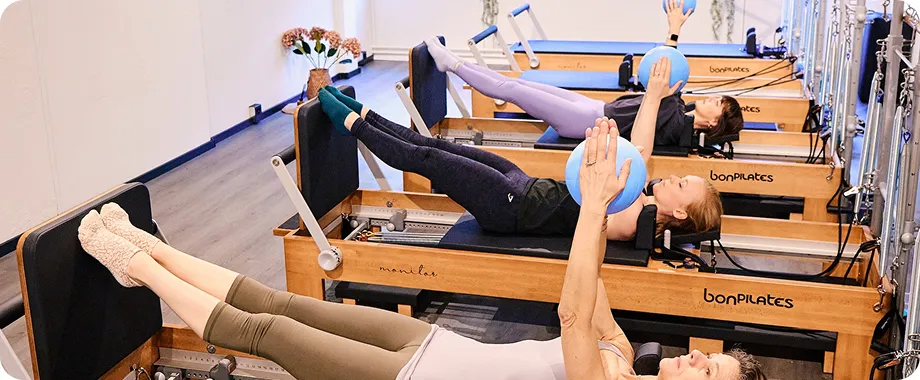 Cours de Pilates Reformer en groupe dans un studio Kysko