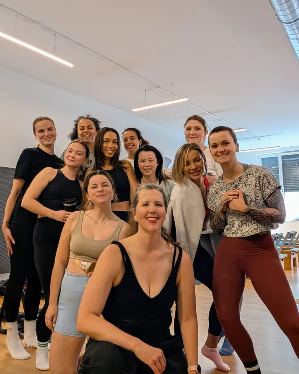 Une promotion d’élèves de la Kysko Academy réunie au studio